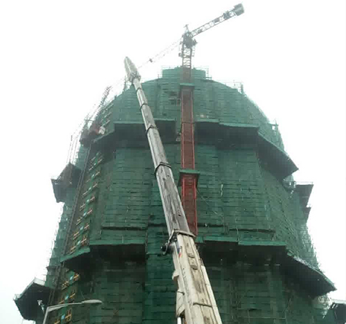 涿鹿吊车在工地上作业